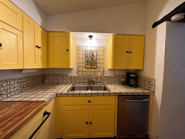 Building Photo - 228 N 4th Ave