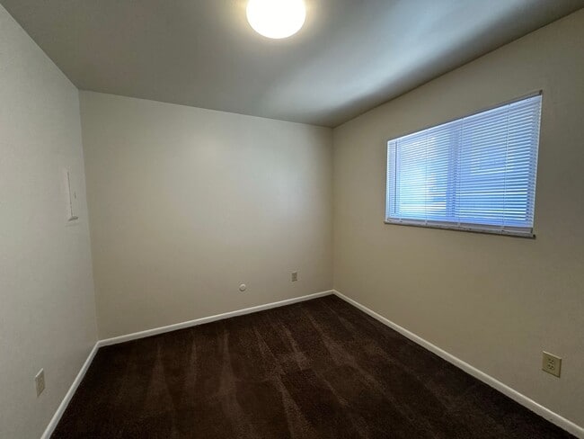 Building Photo - 300 E 16th Ave