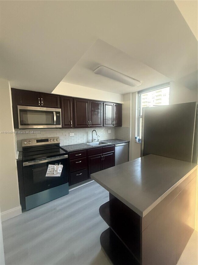 Building Photo - 250 174th St