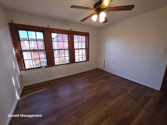 Building Photo - 2/1 House in Lampasas