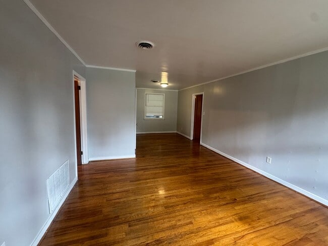 Building Photo - 1143 Lakewood Dr
