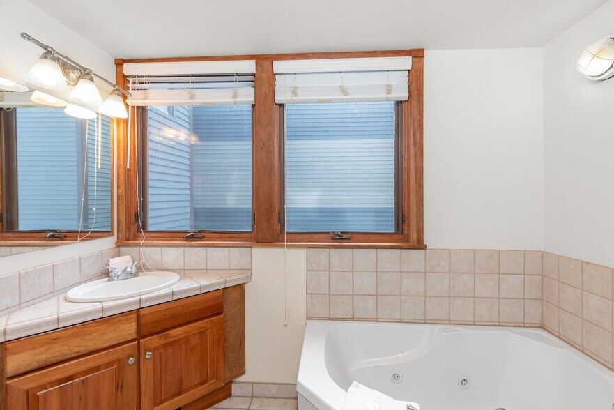 Building Photo - 747 W Pacific Ave