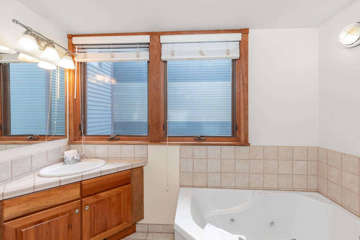 Building Photo - 747 W Pacific Ave