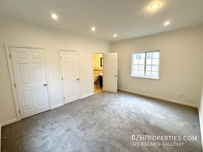 Building Photo - Lovely 2 Bedroom in Hollywood