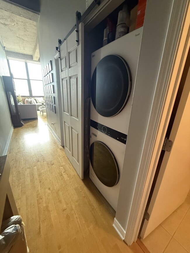 Building Photo - 320 E 21st St