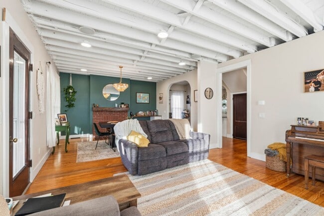 Building Photo - Furnished Country Home For Rent