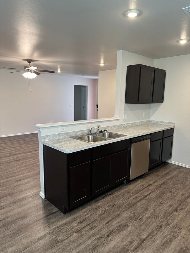 Building Photo - Now Pre-Leasing ? Stylish 3-Bedroom | 2-Bathroom Home in Shadow Valley