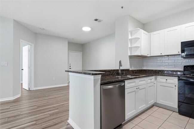Building Photo - 5511 Legacy Crescent Pl