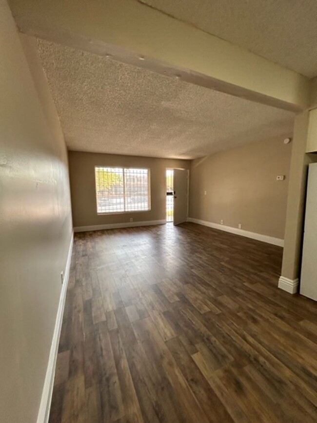 Building Photo - A Fabulous 1 Bedroom Condo (Downstairs unit).