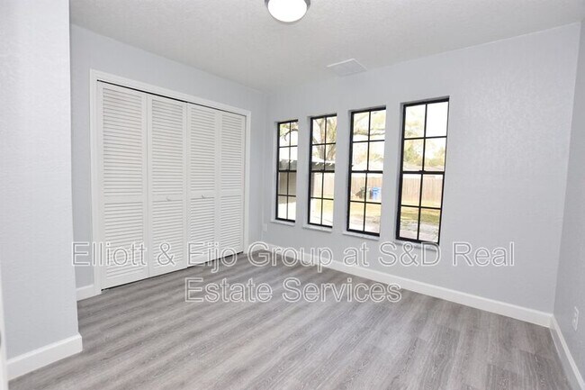 Building Photo - 1127 Oakhill St