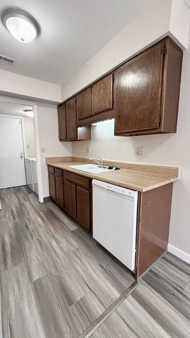 Building Photo - Updated Two Bed Townhome