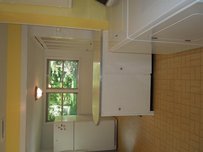 Building Photo - 821 Maybank Dr
