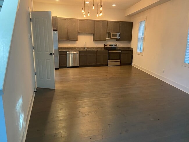 Building Photo - DIXON PARK | 2 BEDROOM | 2 BATH