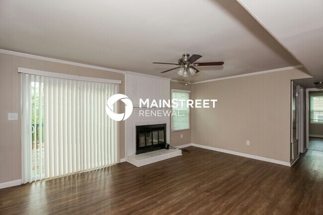 Building Photo - 4 Bedroom Pet-Friendly Home in Charlotte, NC with Main Street Renewal