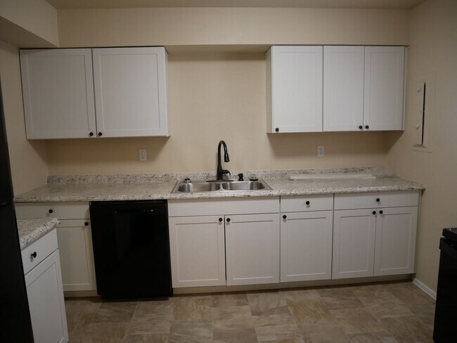 Building Photo - 3 Bedroom Tri Level Home Available Now!