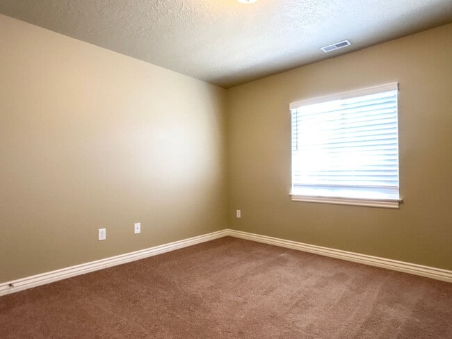 Building Photo - Beauty & Space on Premium Corner Lot!
