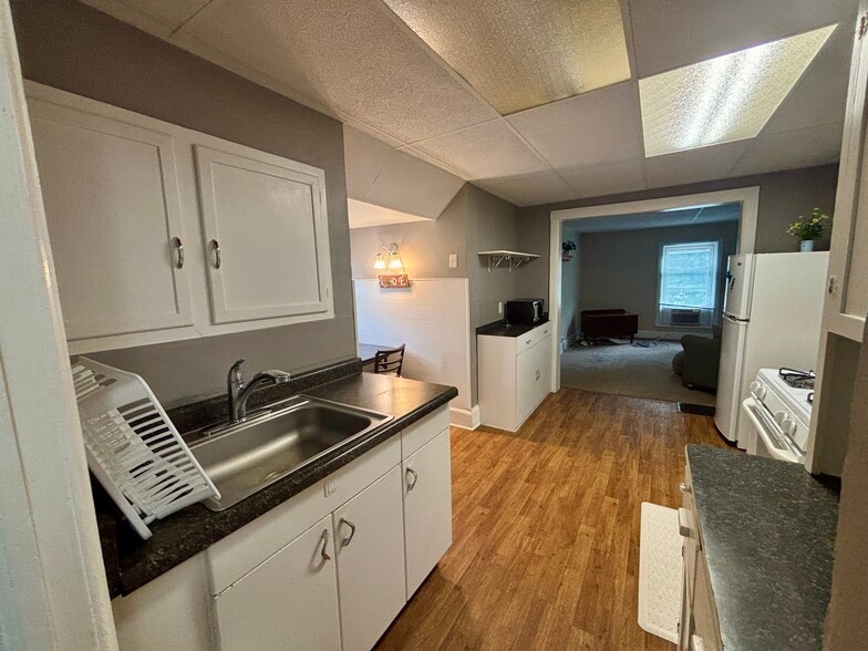 Kitchen and eating area - 606 Dewey Ave