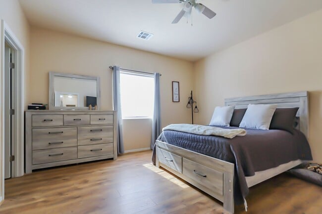 Building Photo - Pet Friendly 4 Bed 2 Bath Home!
