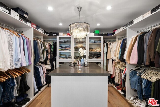 Building Photo - 2120 San Ysidro Dr