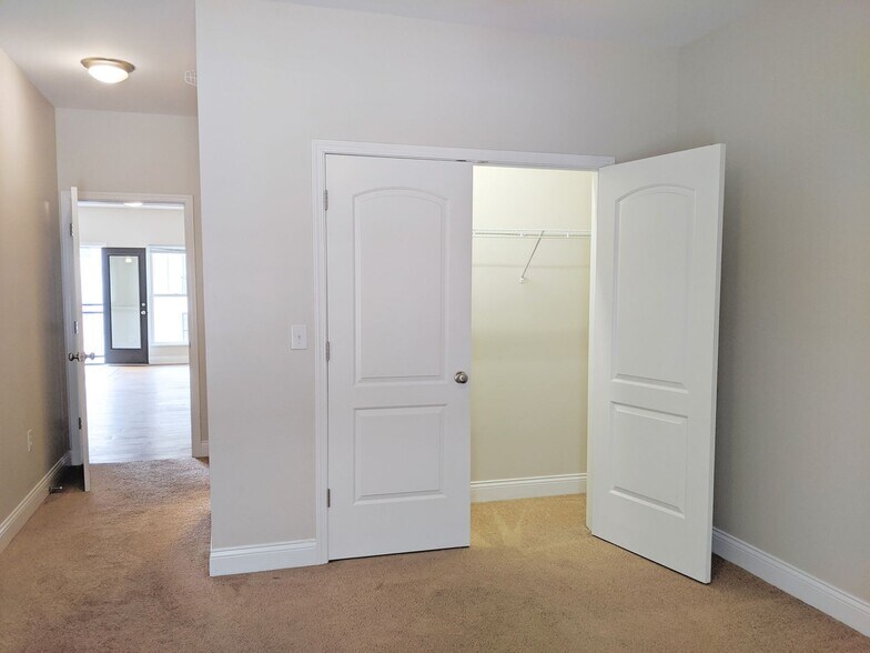 Building Photo - Sixth &amp; Washington