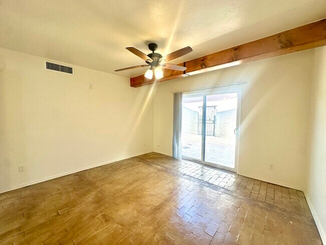 Building Photo - Holiday Move In Special! 1/2 Off December's Rent! Unique Townhome with Open Layout! All Appliance...