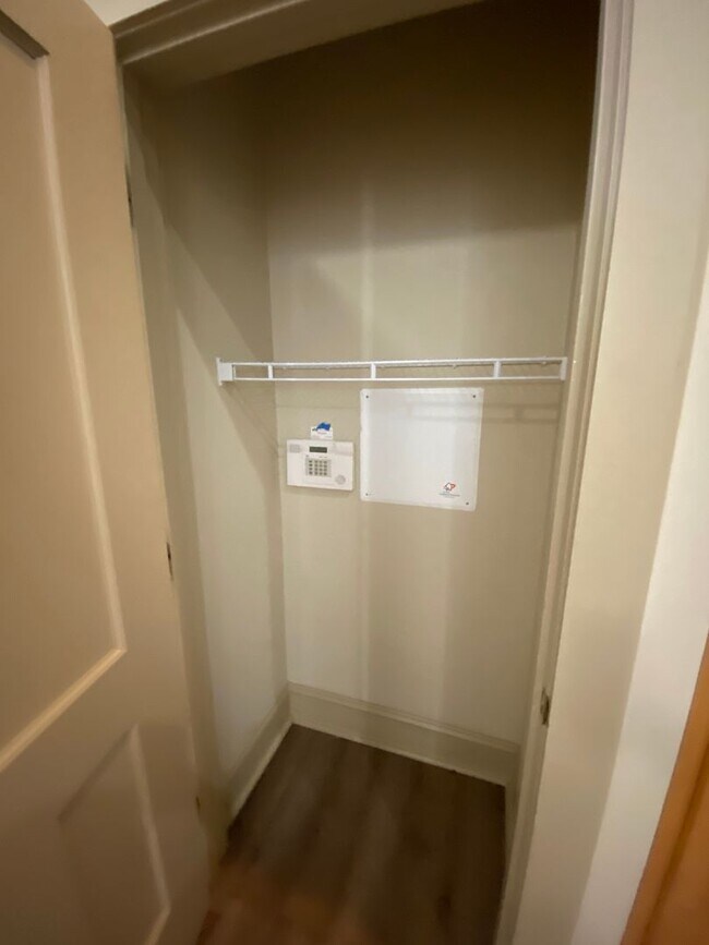 Building Photo - 1st Floor 1Bed/1Bath ALL Electric with W/D...