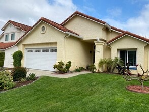 Building Photo - Beautiful Single Story Home in Shadow-Ridge!