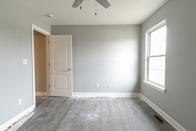 Building Photo - Condominium Convenience in Columbia!