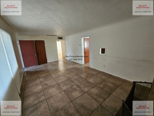 Building Photo - Speedway & Rosemont Blvd - 2/1 home with AC and fenced yard