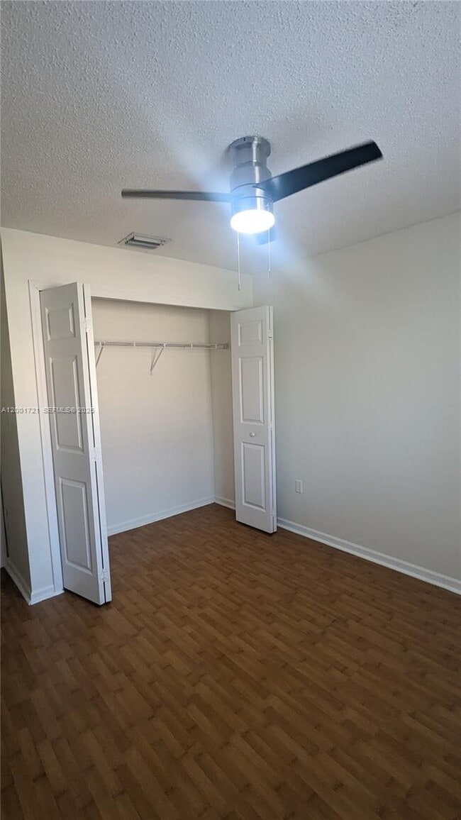 Building Photo - 213 E Forest Oak Cir