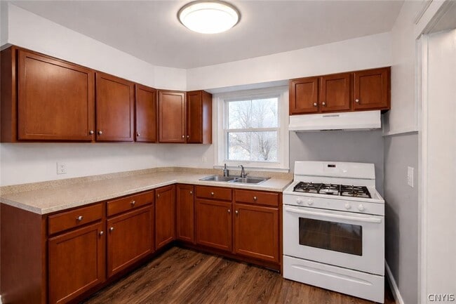 Building Photo - 15 School St