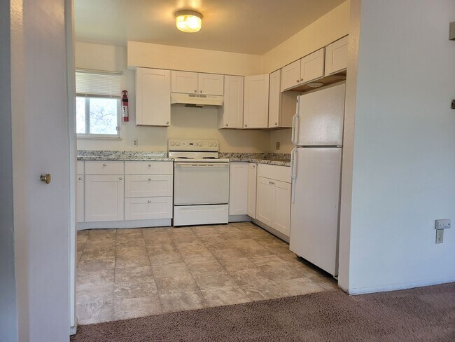 Building Photo - 2870 Montebello Dr W