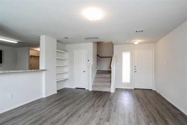 Primary Photo - 8807 Red Oak Dr