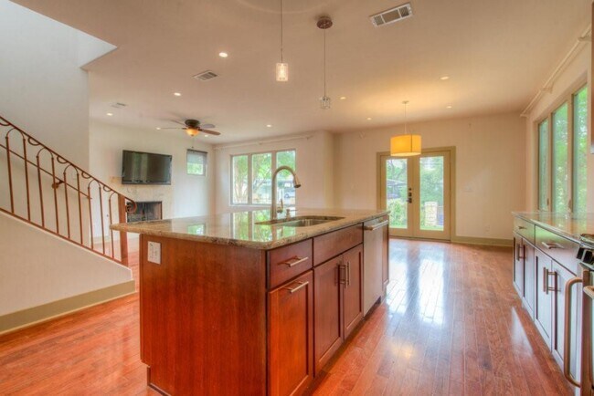 Building Photo - 605 Peacock Ln #C C