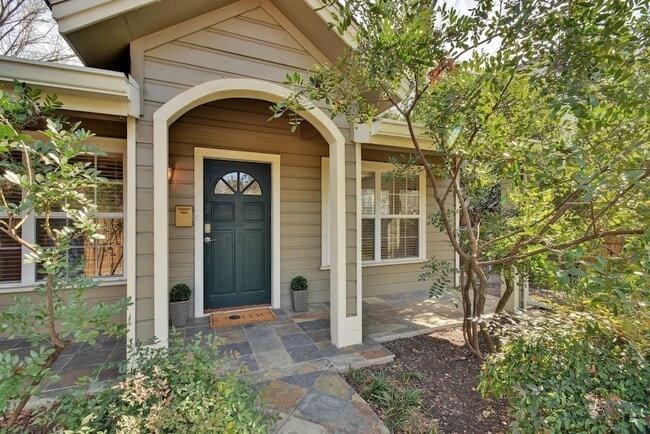 Building Photo - 1909 Winsted Ln