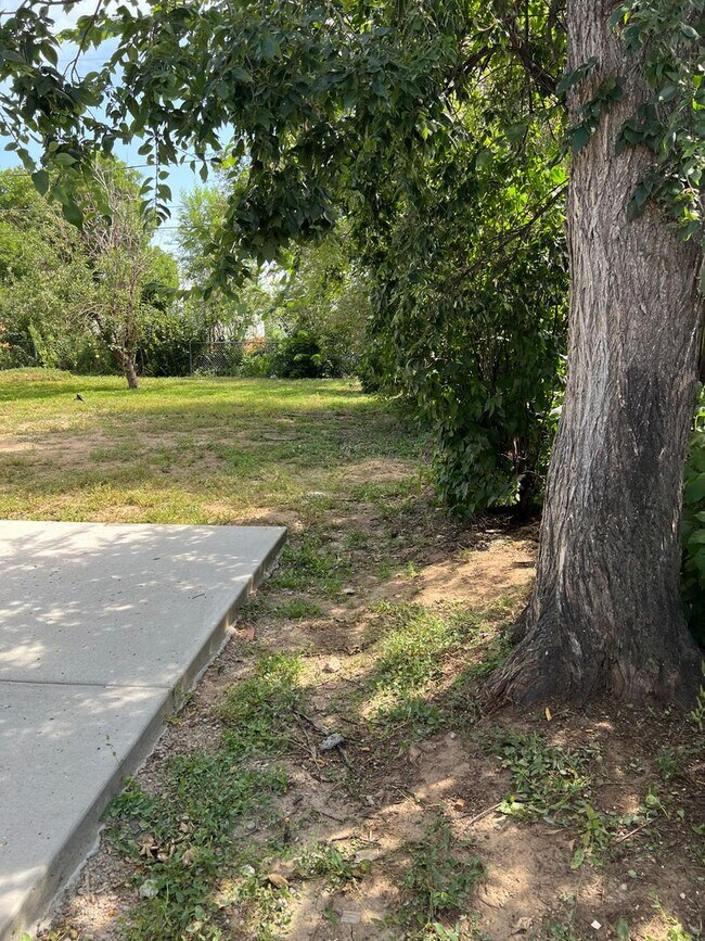 Building Photo - Welcome to this stunning 3-bedroom, 2-bath...