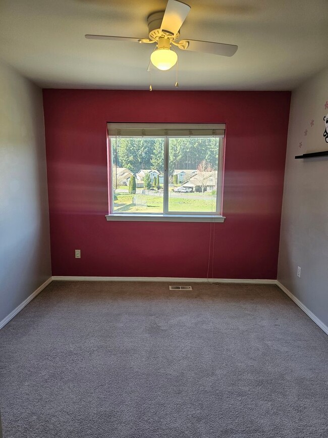 Building Photo - 4 bedroom shy 2500 sqft home in gated cmty!