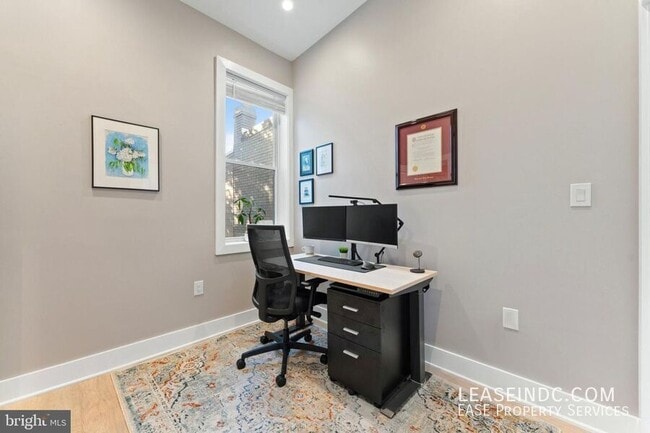 Building Photo - 121 15th St SE