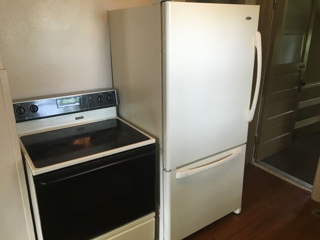 Building Photo - 3 Bed 1 Bath + Bonus Room and Yard