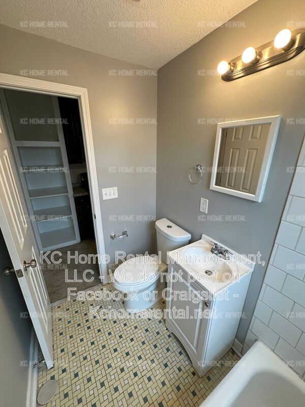 Building Photo - 901 N 16 St