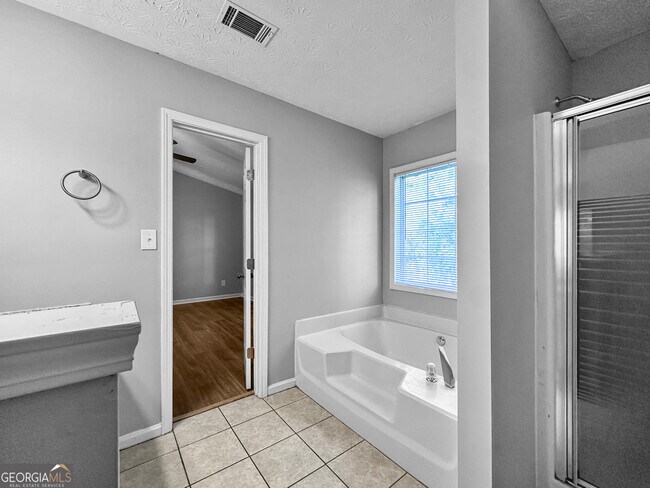 Building Photo - 5844 Meadow Ln