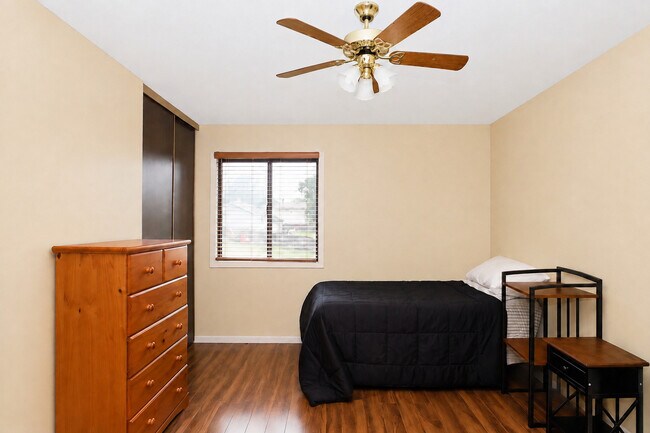 Building Photo - 982 Valleyview Dr