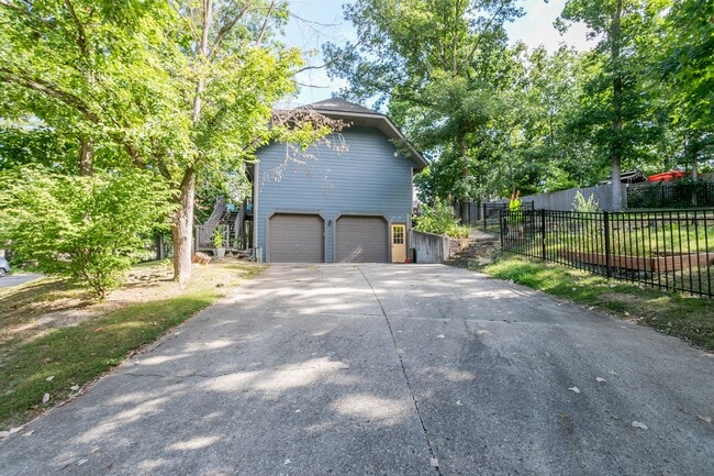 Building Photo - 5 Bed 3 Bath Home