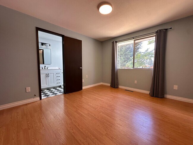 Building Photo - Cozy Woodinville Rambler waiting for its n...
