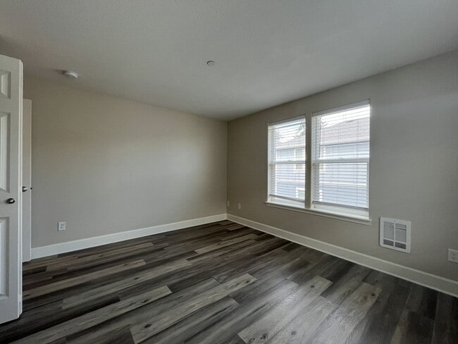 Building Photo - Incredible SE Hazelwood 2 Bedroom + 1 Bathroom Condo w/ included Garage and Washer & Dryer!!
