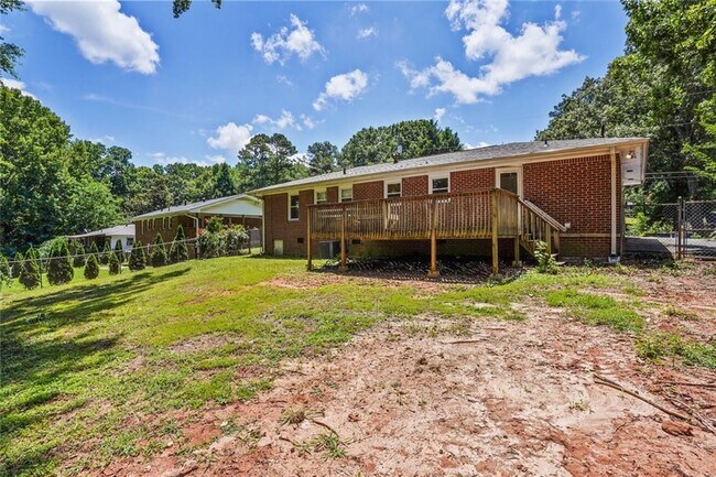 Building Photo - 2416 Lakewood Dr NW