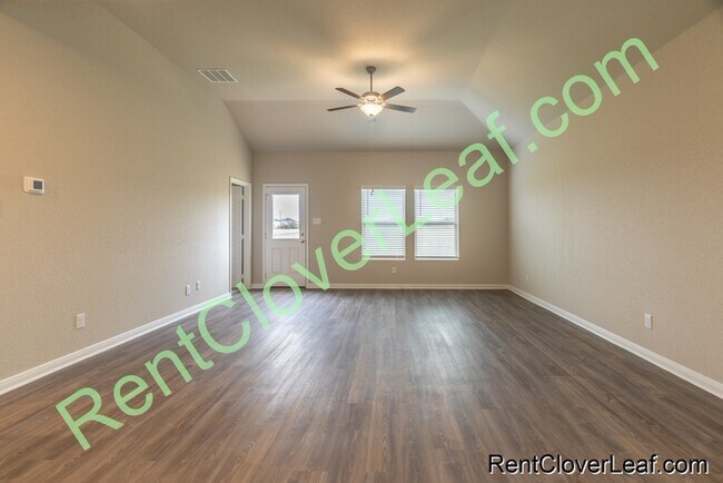 Building Photo - Available Now: 5 bed 3 Full bath