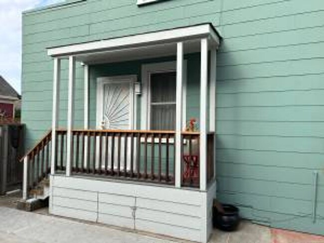 Building Photo - Updated Classic Victorian 3bd 2ba Close To...