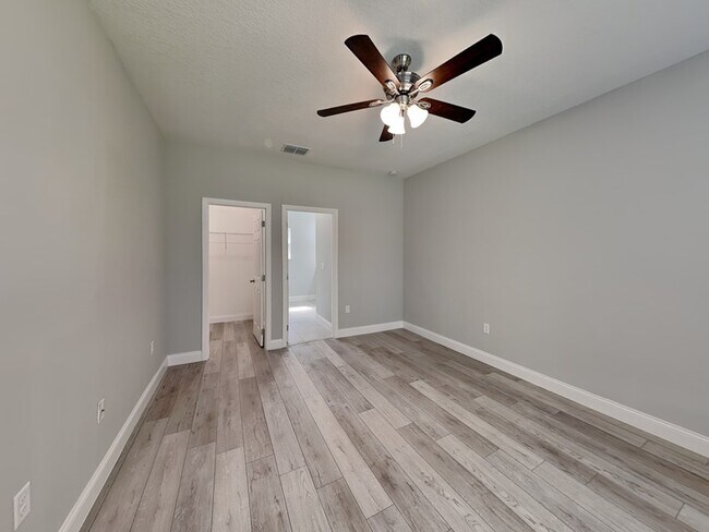 Building Photo - 2555 W Royal Palm Dr