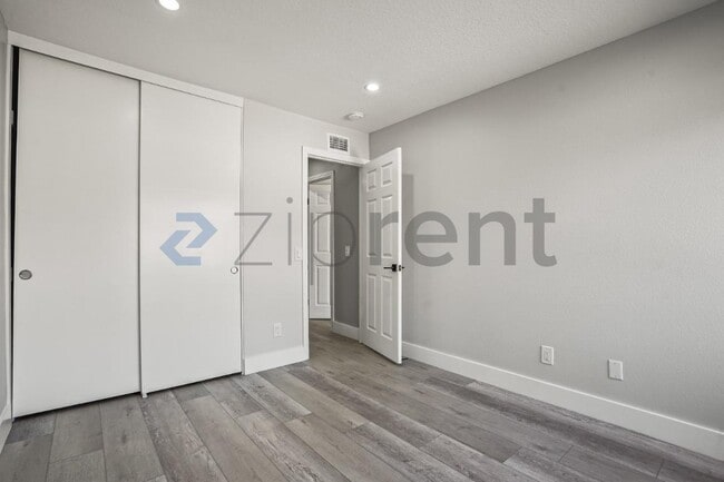 Building Photo - Unit